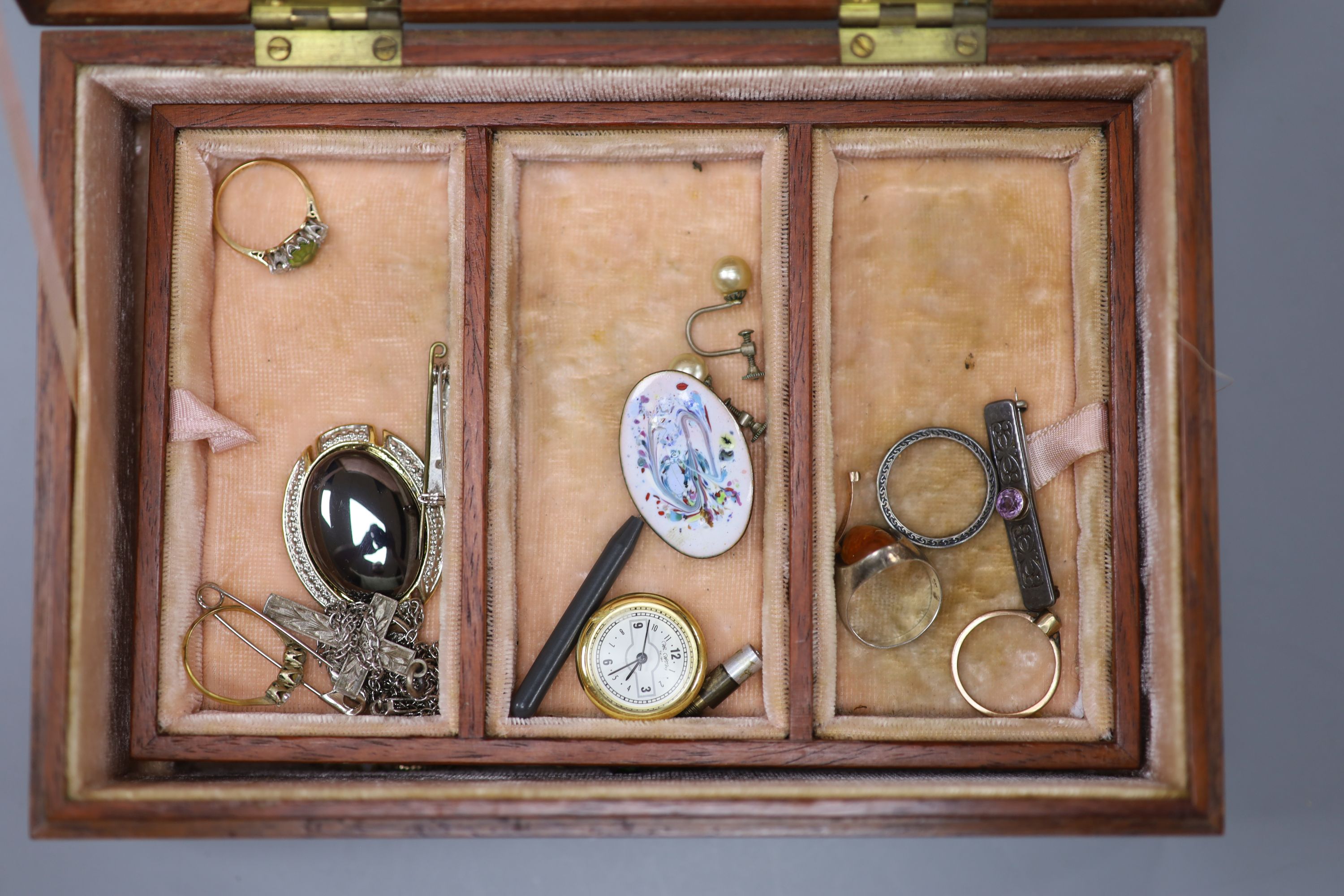 A cherry amber/Bakelite bead necklace, a small quantity of silver and costume jewellery, a silver propelling pencil, miscellaneous items, etc.